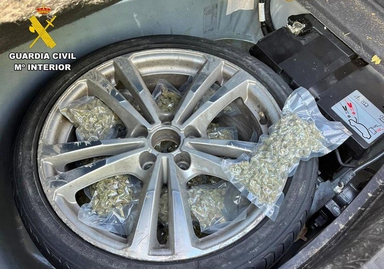 Intervenidos en Badajoz más de dos kilos de droga ocultos en una rueda de repuesto